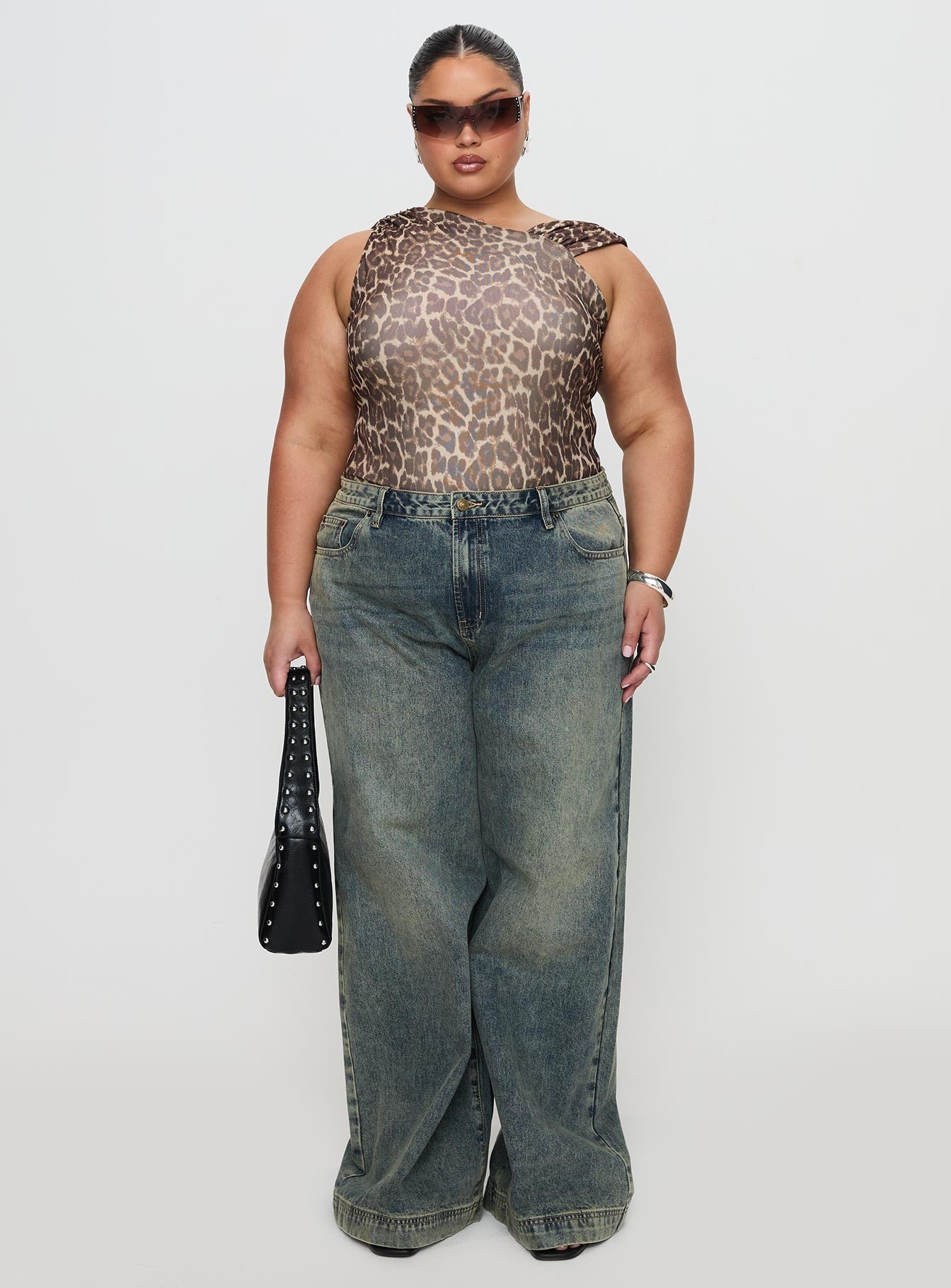 Ribbon Stamp Low Rise Wide Leg Jeans Antique Wash Curve